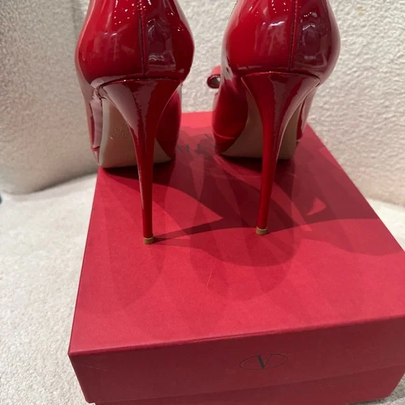 Valentino Garavani Red Stiletto Heels with Bow Detail - Picture 2 of 5
